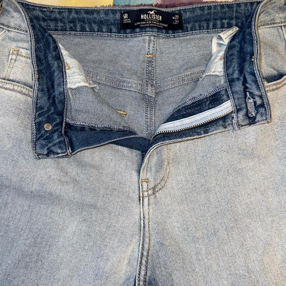 Ultra High-Rise Vintage Straight (Hollister Vintage Stretch) L27 W27